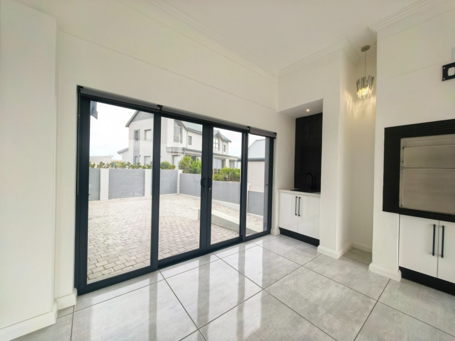 5 Bedroom Property for Sale in Kingswood Golf Estate Western Cape
